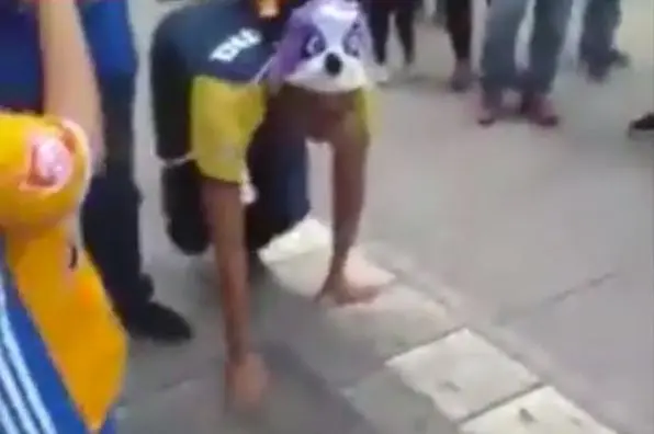 Fan de América camina como perro para pagar apuesta