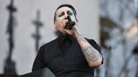 Marilyn Manson cae y se lleva fuerte golpe en Knot Fest