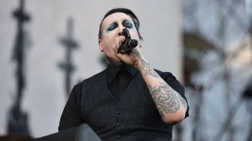 Marilyn Manson cae y se lleva fuerte golpe en Knot Fest