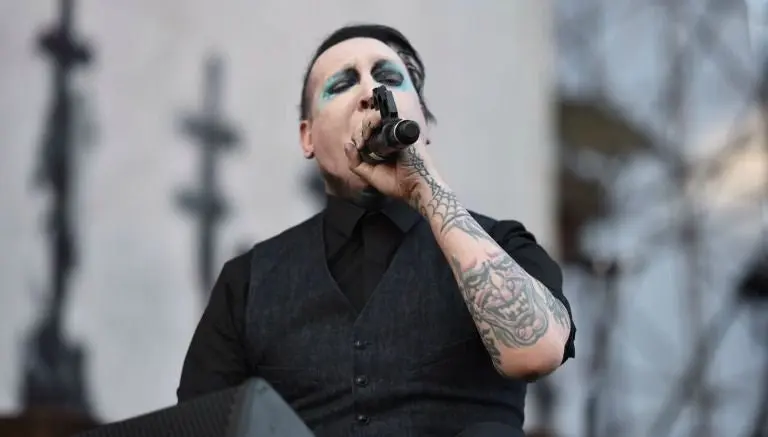 Marilyn Manson cae y se lleva fuerte golpe en Knot Fest