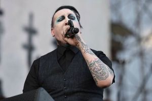 Marilyn Manson cae y se lleva fuerte golpe en Knot Fest