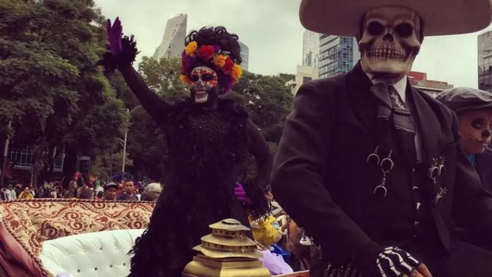 Catrinas desfilan en CDMX para preservar tradiciones