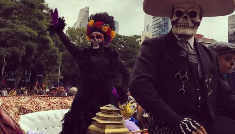 Catrinas desfilan en CDMX para preservar tradiciones