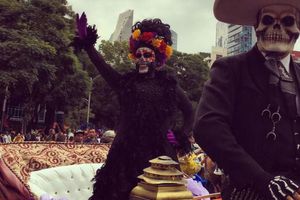 Catrinas desfilan en CDMX para preservar tradiciones