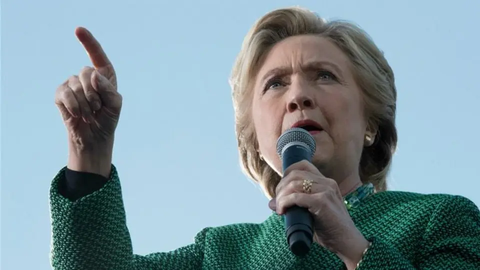 Estatua de Hillary Clinton desnuda causa revuelo en NY