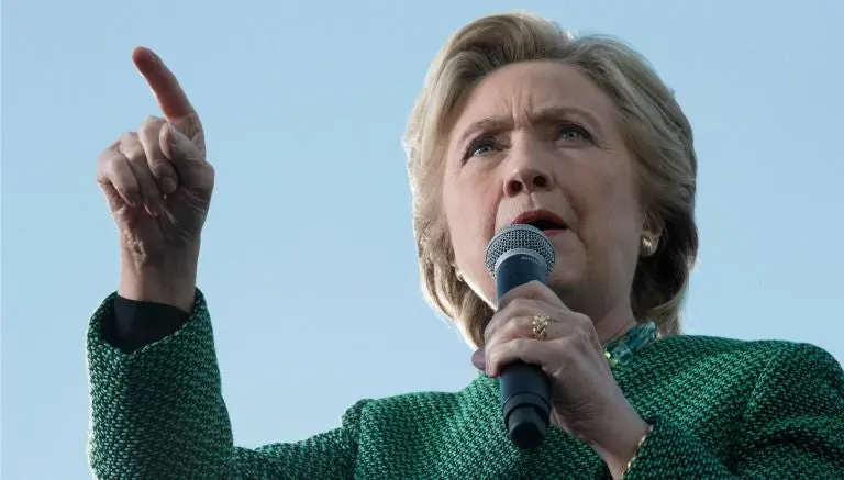 Estatua de Hillary Clinton desnuda causa revuelo en NY