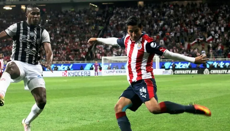 Carlos Cisneros a punto de mandar un pase con Chivas | MEXSPORT
