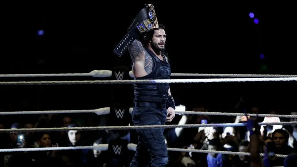 Roman Reigns retiene el título de EU contra Owens en CDMX