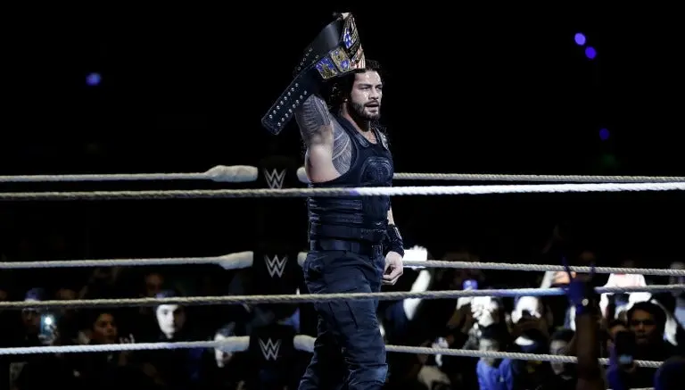 Roman Reigns retiene el título de EU contra Owens en CDMX