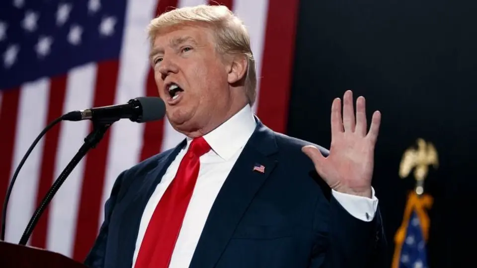Trump corre a seguidor de color en acto de campaña