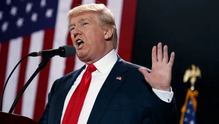 Trump corre a seguidor de color en acto de campaña