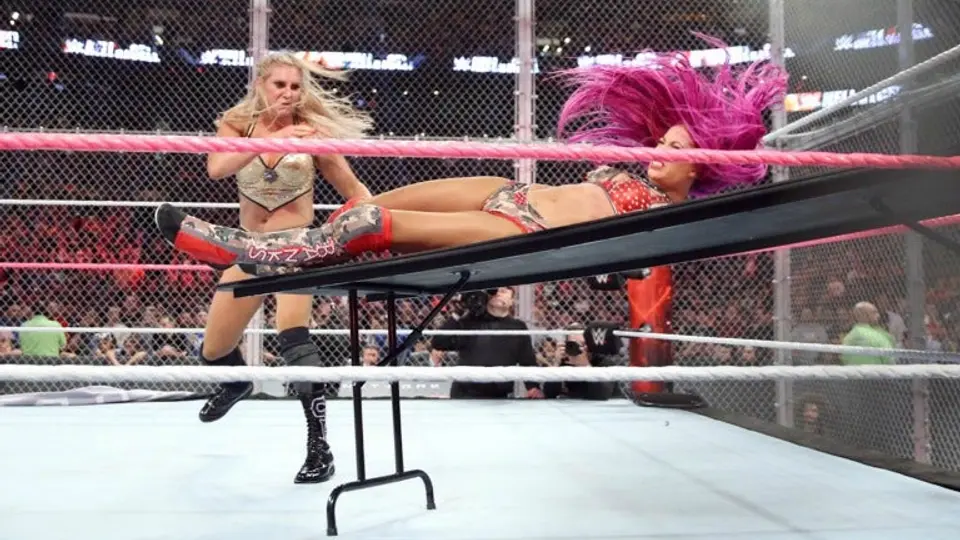 Charlotte recupera título Femenino en histórico Hell in a Cell