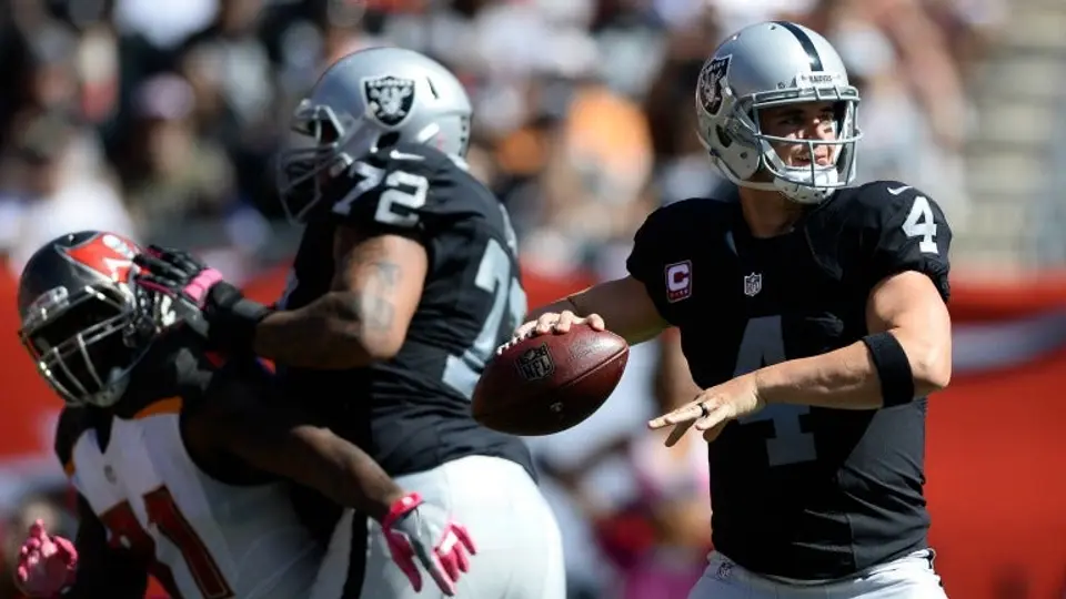 Raiders vence a Buccaneers con un Carr de otro mundo