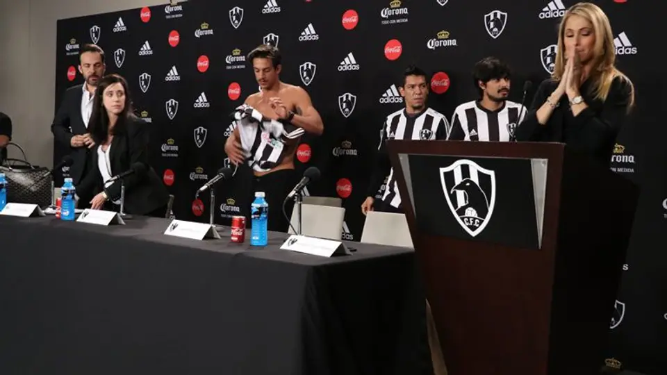 Chava Iglesias arruina conferencia de Club de Cuervos