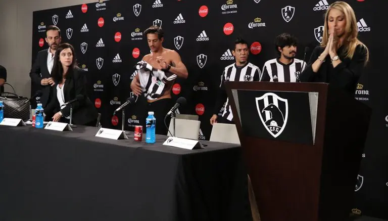 Chava Iglesias arruina conferencia de Club de Cuervos