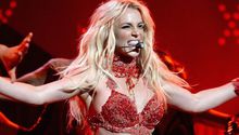 Britney Spears casi enseña 'atributos' en pleno concierto