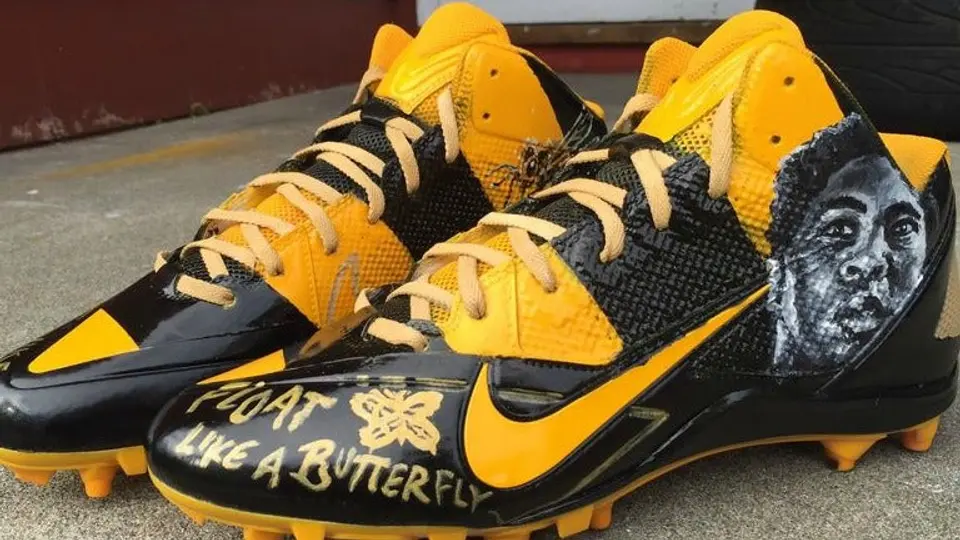 Antonio Brown presume tenis en homenaje a Muhammad Ali