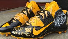 Antonio Brown presume tenis en homenaje a Muhammad Ali