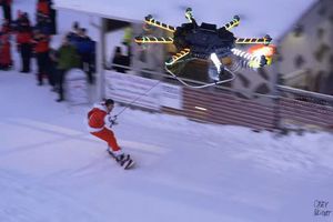 'Santa' realiza trucos de snowboarding remolcado por un dron