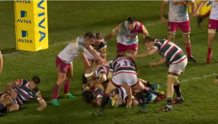 Jugador de rugby sufre escalofriante lesión en el dedo