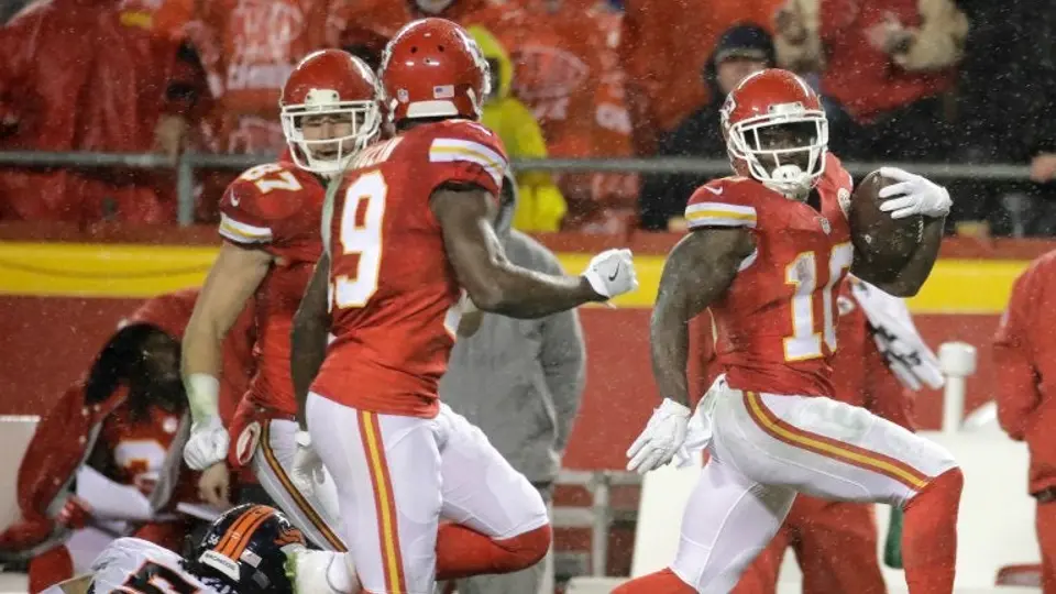 Chiefs pasa por encima de Broncos y asegura su pase a Playoffs