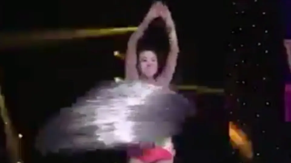 Joven china sorprende al hacer girar 305 hula-hulas