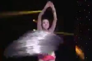 Joven china sorprende al hacer girar 305 hula-hulas