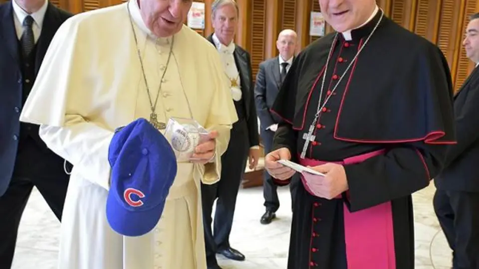 Papa Francisco recibe gorra de los Cubs
