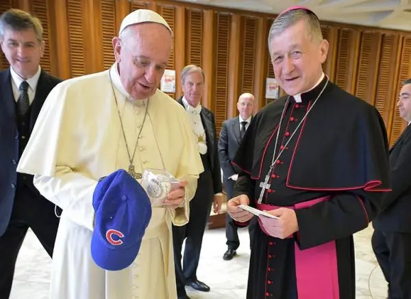 Papa Francisco recibe gorra de los Cubs