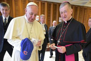Papa Francisco recibe gorra de los Cubs