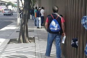 Aficionados se conforman con escuchar los motores de F1