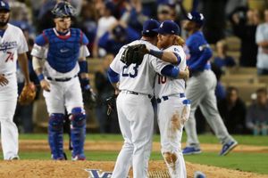 Dodgers repite blanqueada y remonta serie contra Cachorros
