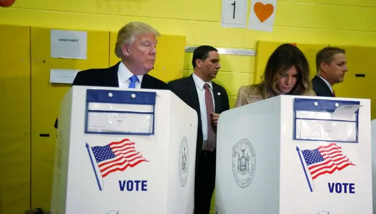 Donald Trump, ¿desconfía del voto de su esposa?