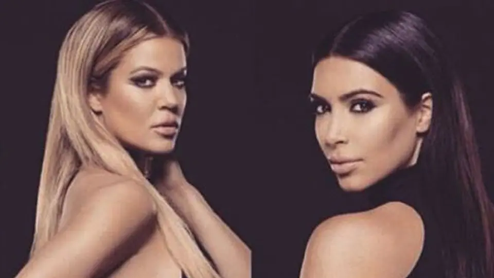 Kim y Khloé protagonizan 'guerra de nalgadas' en la arena