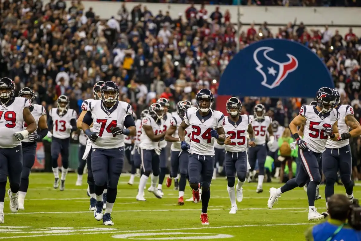 Jugadores de Texans saltaron al terreno de juego de manera imponente