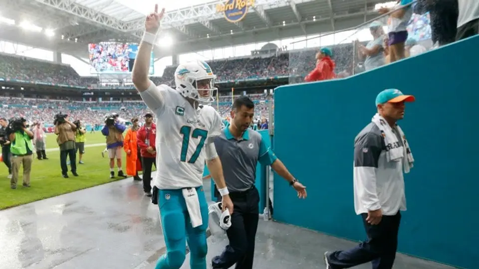 Tannehill se va lesionado en triunfo de Miami sobre Arizona