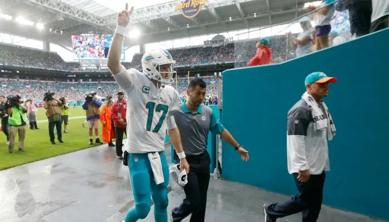 Tannehill se va lesionado en triunfo de Miami sobre Arizona
