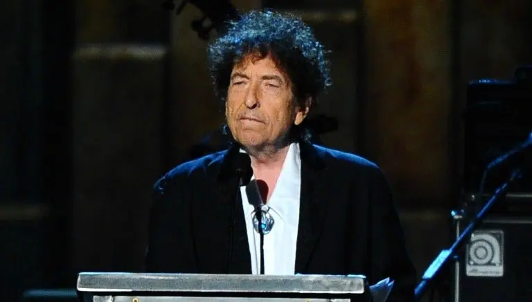 Bob Dylan descarta asistir por su premio Nobel de Literatura