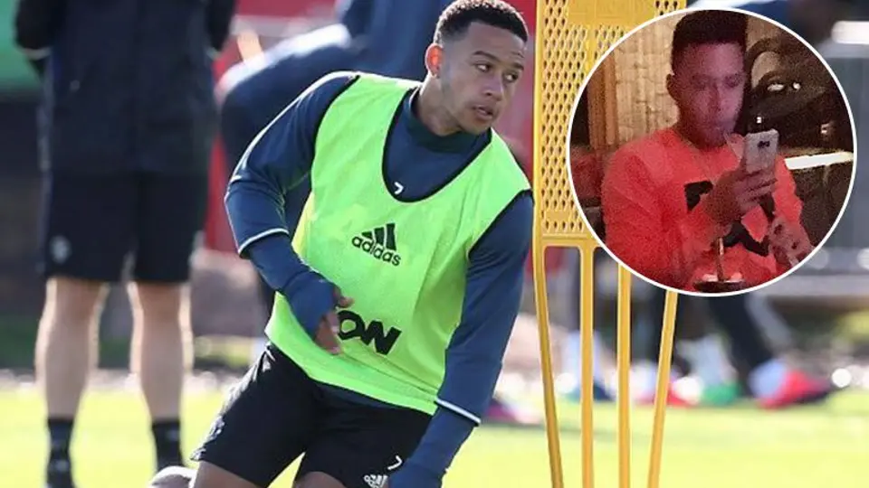 Depay, capturado al fumar en pipa de shisha
