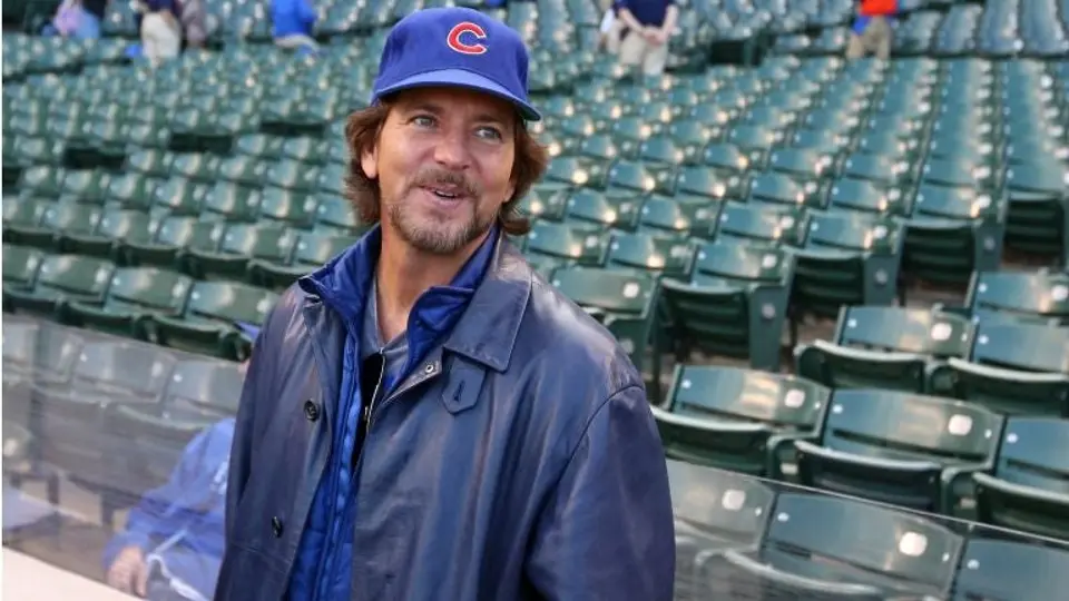 Eddie Vedder canta tema icónico de beisbol en Wrigley Field