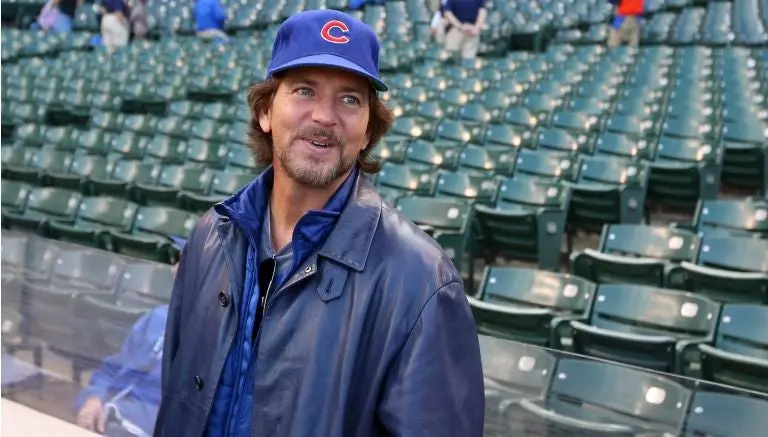 Eddie Vedder canta tema icónico de beisbol en Wrigley Field
