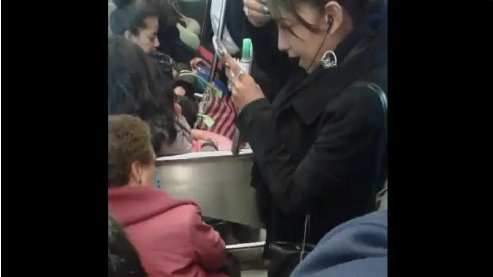 #LadyMaquillaje agrede verbalmente a mujer en el metro