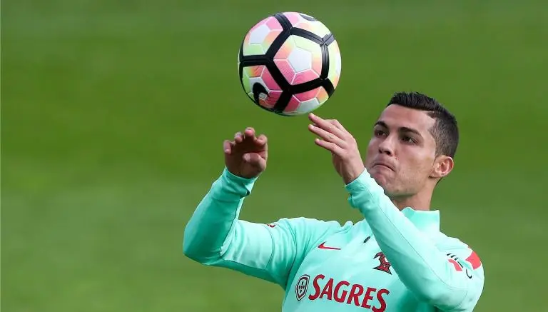 CR7 presume súper físico en el 'Maniquí Challenge'