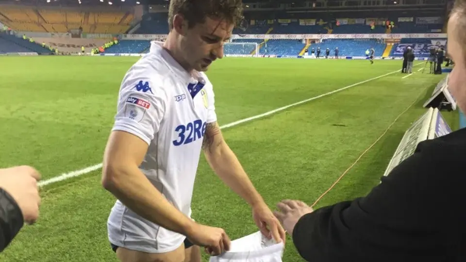 Futbolista regala short a fan al no poder darle su jersey
