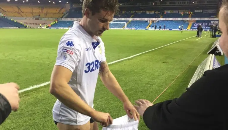 Futbolista regala short a fan al no poder darle su jersey