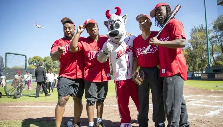 The New Day juegan beisbol con atletas de Olimpiadas Especiales
