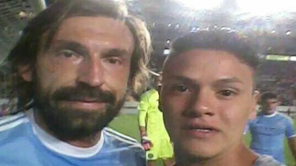 Aficionado presume selfie con Pirlo tras salir de cárcel