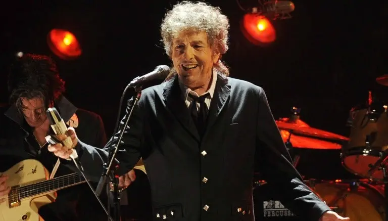 Miembro académico del Nobel llama arrogante a Bob Dylan