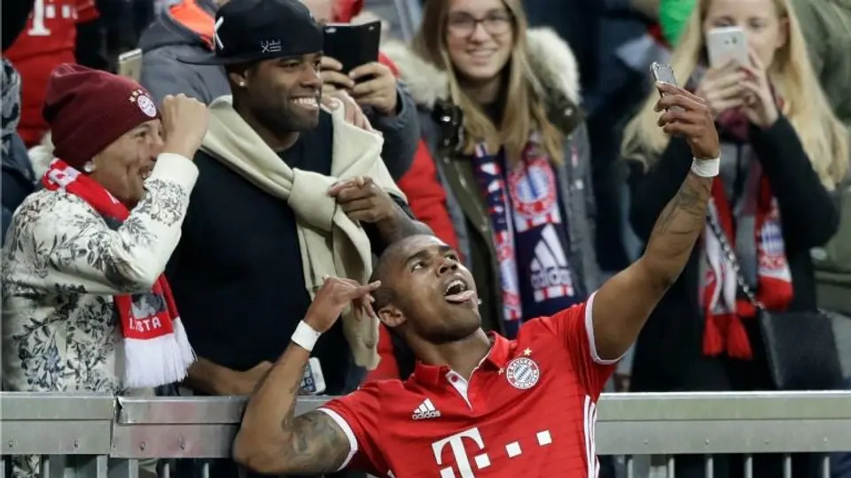 Douglas Costa se toma selfie con aficionados para celebrar gol