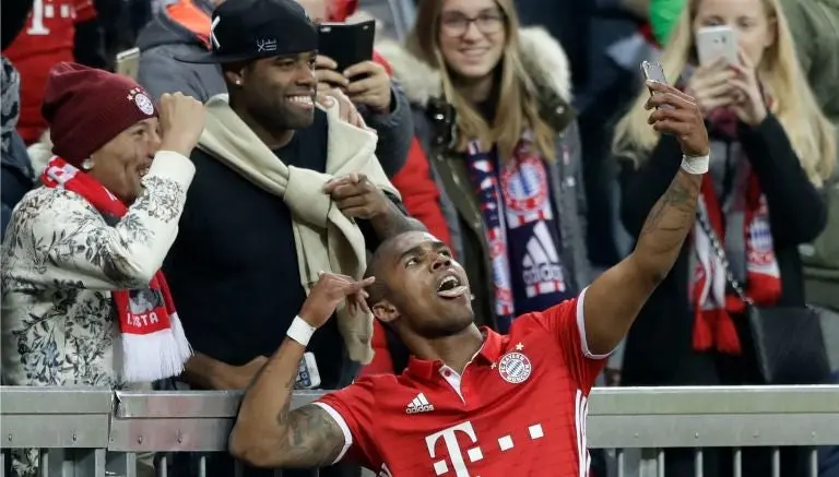 Douglas Costa se toma selfie con aficionados para celebrar gol
